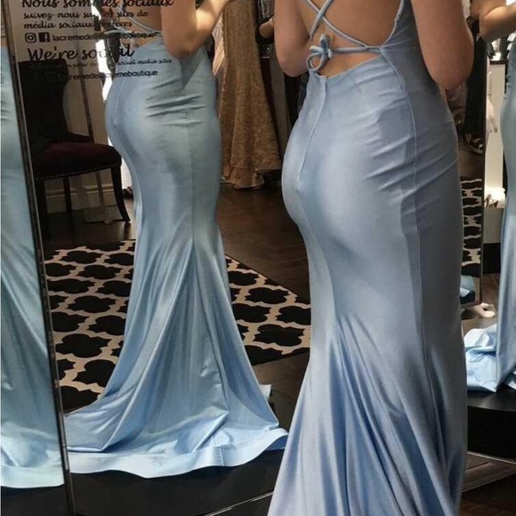 Evening dress in a beautiful sky blue colorway. Never worn or hemmed. - Picture 2 of 3